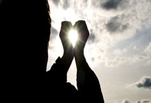 欧洲足球赛事再掀风暴，球迷狂热